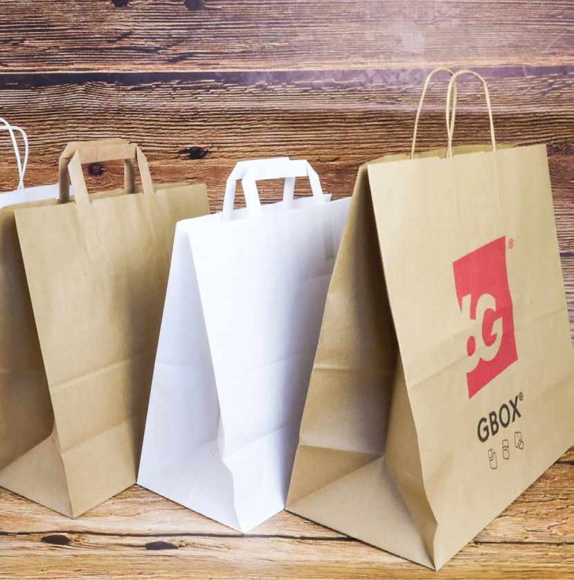 Zgrzewalne torby papierowe GBOX w kolorze kraft i białym.