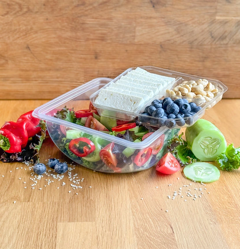 Sałatka w przezroczystym pojemniku GBOX salad z insertem na dodatki.
